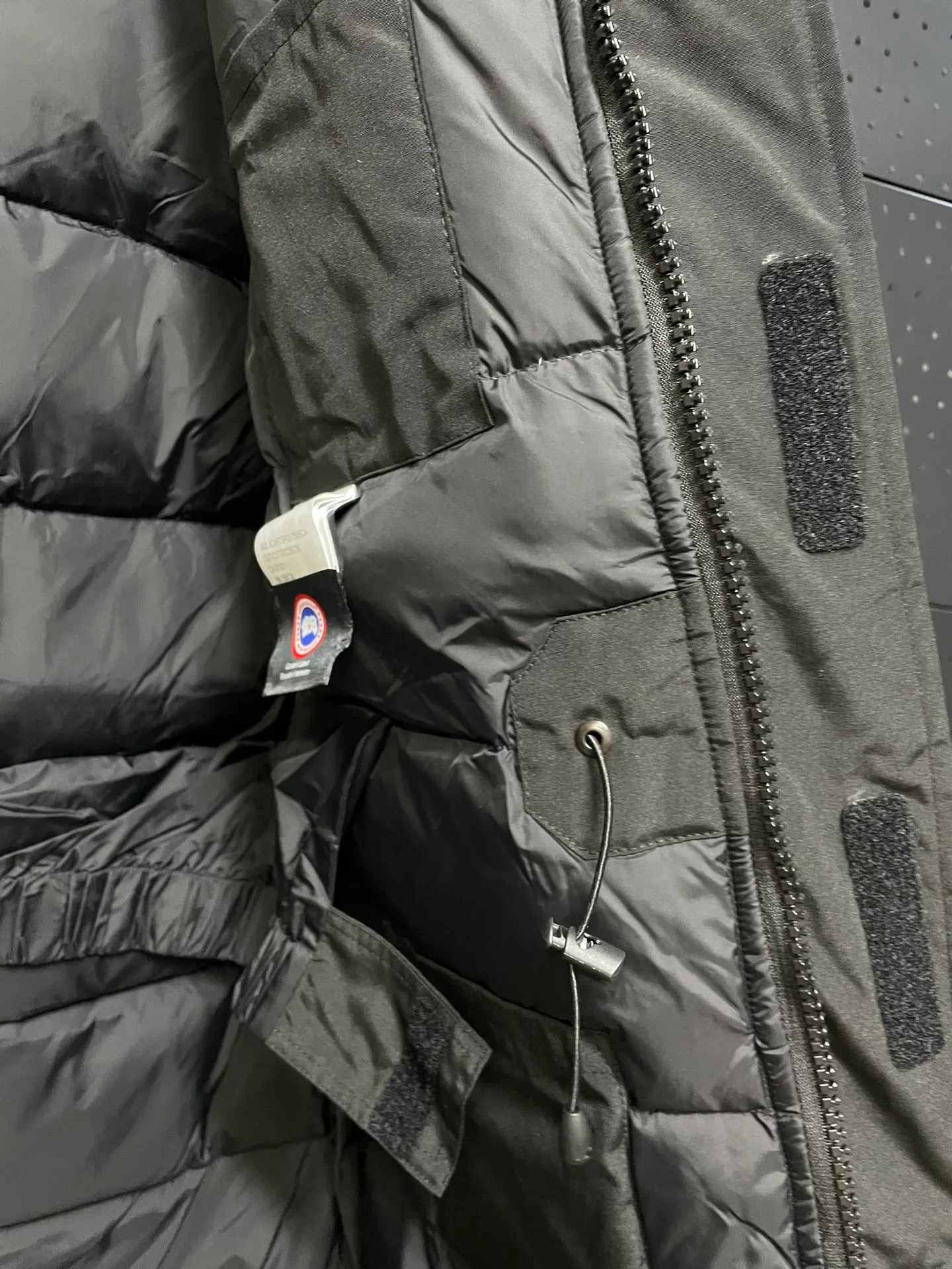 P1060 CANADA GOOES 🇨🇦ⒿⓅⓈ manufactures 10 models of snow curse men and women couples. Factory direct supply: supplying global purchasing agents, micro-business, entities, Tmall, high-end stalls and studio cooperation, free shipping! There are 10 types of Canada Goose Snow Mantra parkas for men and women, the Rolls-Royce of down jackets. ➖ Industry-leading anti-counterfeiting chip sensing. ➖ Imported Behringer embroidery machines and customized embroidery labels, the highest level and industry leading. ➖ Imported Korean 21-count polyester-cotton blended original fabric, TC85 waterproof coated fabric, water-repellent, windproof and wear-resistant. ➖ The new national standard 90 white duck down has an average down filling of 300 grams. The amount of down filling is industry-leading. ➖ 100% nylon lining with double double-layer sealing design to prevent velvet running, and seamless thread design on the cuffs! ➖ Yoshida YKK provides original factory-customized electroplated sliders. YKK two-way lockable zippers are tight and smooth and do not peel off paint. ➖ 3M composite Velcro is durable and the accessories and hardware are all custom-made. Note: Our copywriting is only simple and clear. Instead of bragging about the copywriting, it is better to compare and understand with samples. Only for the purest goose, the most dedicated, the most professional, the highest quality, the highest cost performance! SIZE:XS-XXL [with size chart]